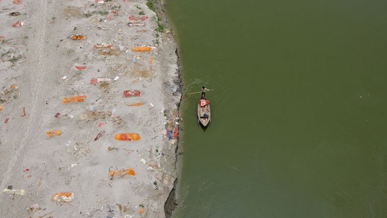 Flache Sandgräber am Ganges, von denen einige als COVID-Opfer gelten