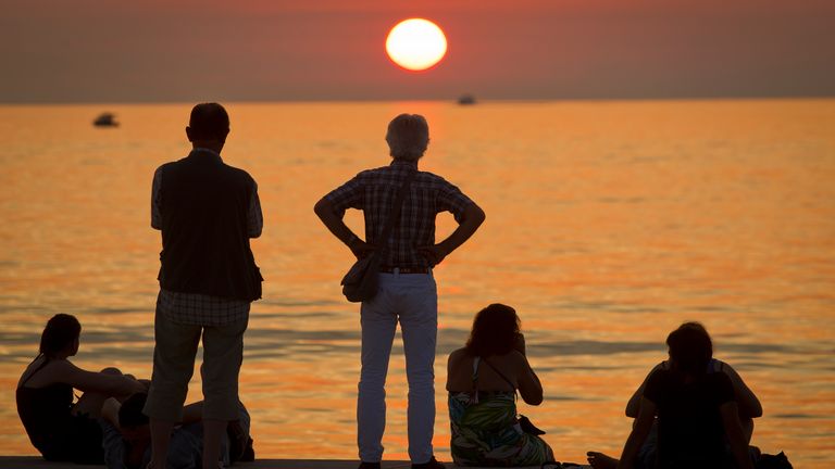 Kroatische Tourismusarbeiter erhalten zwei Dosen des Impfstoffs, um sie vor dem Virus zu schützen.  AP Bild