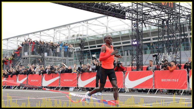 Kipchoge estuvo a punto de correr un maratón en menos de dos horas en Monza, Italia, en 2017.