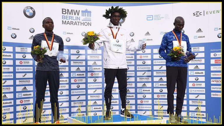 Eliud Kipchog, centro, estableció un récord cuando ganó el Maratón de Berlín en 2018