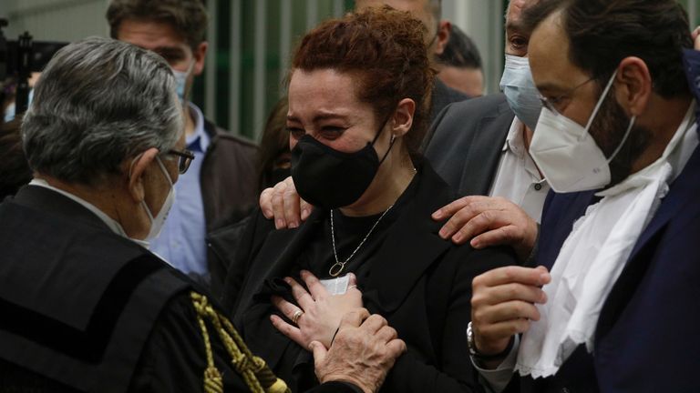 Rosa Maria Esilio, à droite, veuve du policier paramilitaire italien des Carabinieri Mario Cerciello Rega, réagit lors du procès à Rome, le mercredi 5 mai 2021. Pic: AP