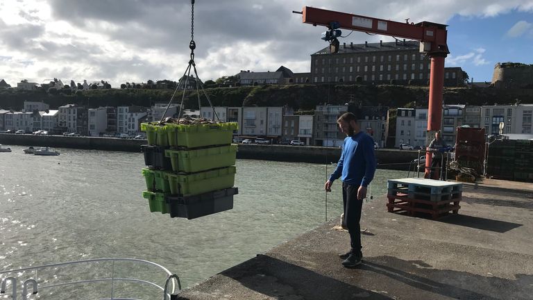 La semaine dernière, des pêcheurs français protestaient contre les règles.  Cette semaine, l'équipe du capitaine Baptise était à la chasse aux pétoncles