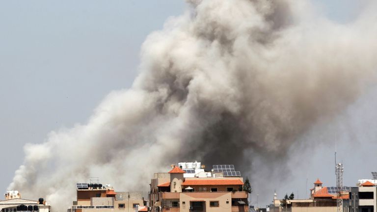 La fumée monte lors d'une frappe aérienne israélienne, au milieu des combats israélo-palestiniens, dans la ville de Gaza, le 20 mai 2021. REUTERS / Ahmed Jadallah