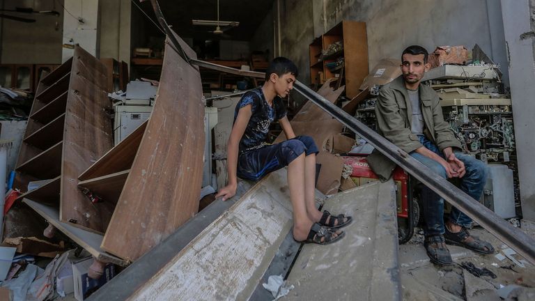 Les Palestiniens inspectent les restes d'un bâtiment détruit à Jabalia après qu'il a été touché lors de frappes aériennes israéliennes.  Pic: AP