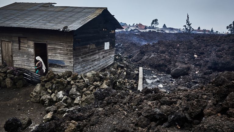 Una donna si prepara a lasciare la sua casa a causa dei terremoti, dopo un'eruzione del vulcano Nyiragongo vicino a Goma.  Pic: Save the Children / Reuters