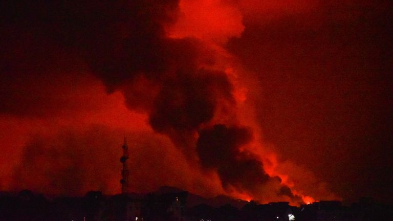 Une vue générale montre la fumée et les flammes de l'éruption volcanique du mont Nyiragongo près de Goma en République démocratique du Congo le 22 mai 2021. REUTERS / Olivia Acland