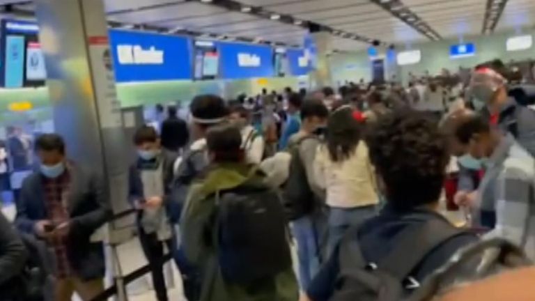 Le chaos à l'aéroport d'Heathrow alors que les gens des pays verts et ambrés se sont mélangés dans les files d'attente.