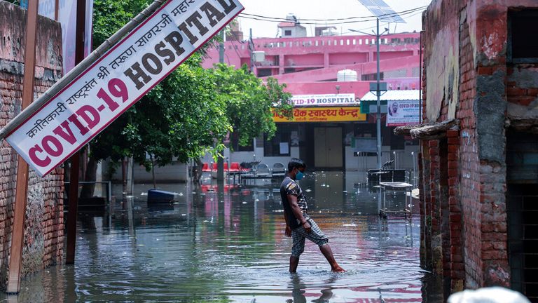 Ein Krankenhaus in Ghaziabad am Stadtrand von Neu-Delhi wurde am Sonntag überflutet.  Foto: AP