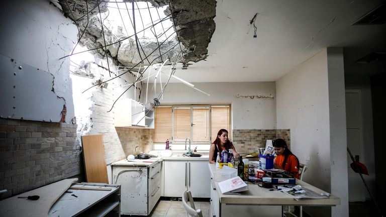 Une famille d'Ashkelon est assise dans la cuisine de sa maison endommagée par une roquette en provenance de Gaza