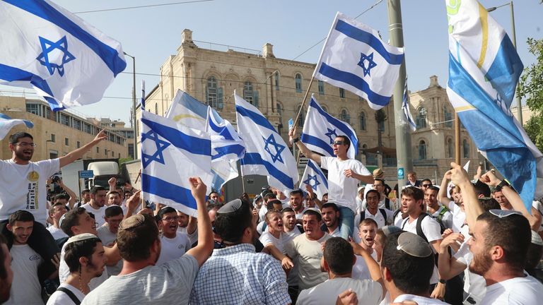 Les Israéliens agitent des drapeaux nationaux lors d'une marche du jour de Jérusalem, à Jérusalem.  Pic: AP