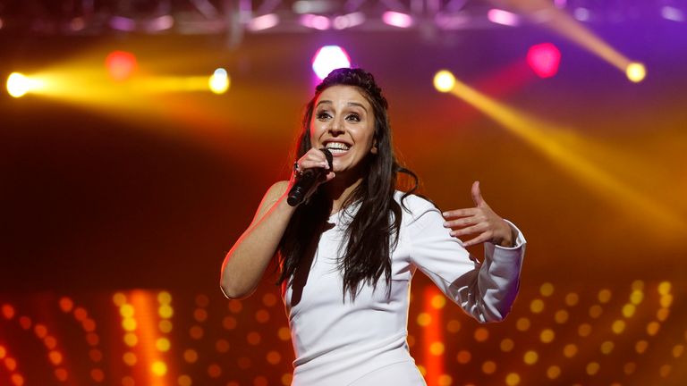 La cantante ucraniana Jamala, ganadora del premio Eurovisión, actúa durante un concierto en Kiev, Ucrania, el martes 24 de mayo de 2016 (AP Photo / Sergei Chuzavkov)