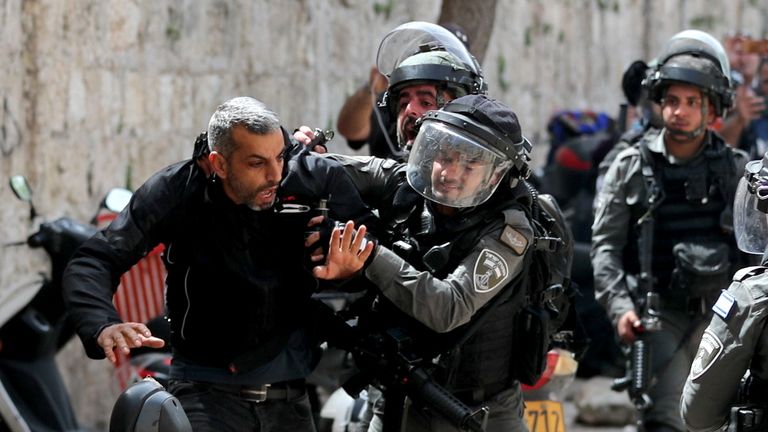 Monday&#39;s violence at the Al-Aqsa Mosque compound