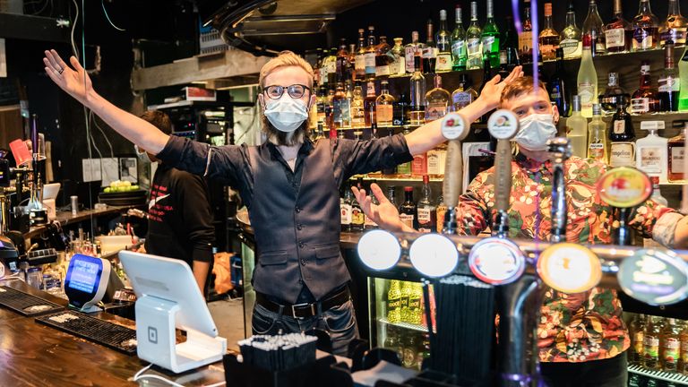 Le personnel du bar du Showtime Bar a ouvert ses portes aux clients en salle à minuit