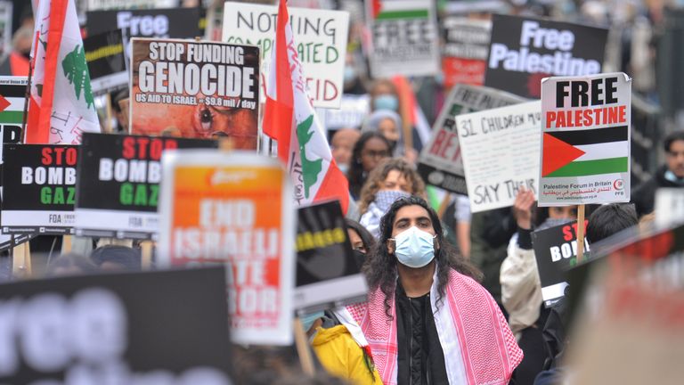 تظاهرکنندگان هنگام راهپیمایی برای همبستگی با مردم فلسطین در میان درگیری های مداوم با اسرائیل ، در حالی که راهی سفارت اسرائیل در لندن می شدند از هاید پارک عبور می کنند.  تاریخ تصویر: شنبه 15 مه 2021