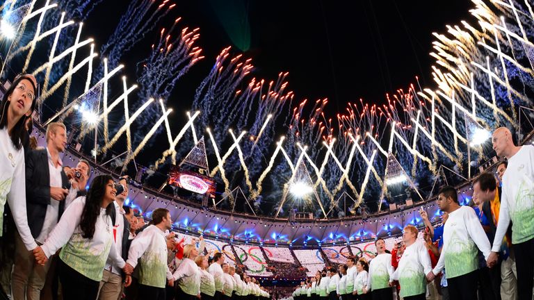 ورزشکاران در حال منفجر شدن آتش بازی پس از روشن شدن دیگ المپیک در مراسم افتتاحیه بازی های المپیک 2012 لندن در استادیوم المپیک در 27 جولای 2012