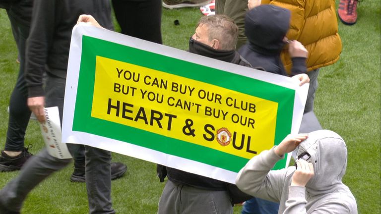 Manchester United fans stormed Old Trafford to protest against the Glazer family&#39;s plans to join the European Super league