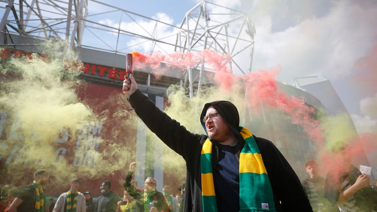 Manchester United fans protesting outside Old Traford against the club&#39;s ownership by the Glazers