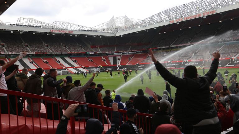 Calcio Calcio - i tifosi del Manchester United protestano contro i loro proprietari prima della partita Manchester United contro Liverpool Premier League - Manchester, Gran Bretagna - 2 maggio 2021 i tifosi del Manchester United in campo per protestare contro i loro proprietari prima della partita Action Images via REUTERS/Carl Recine TPX IMMAGINI DEL GIORNO