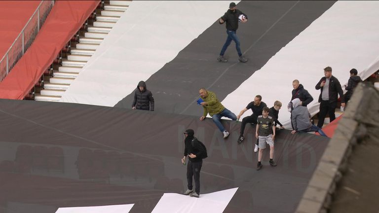 Manchester United fans stormed Old Trafford to protest against the Glazer family&#39;s plans to join the European Super league