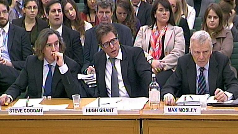 (De gauche à droite) Steve Coogan, Hugh Grant et Max Mosley témoignent devant le Comité mixte sur la protection de la vie privée et les injonctions à Portcullis House, Londres.