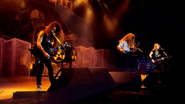 Marty Friedman, Dave Mustaine und David Ellefson von Megadeath live bei einem Konzert der &#39;Oxidation Of The Nations&#39;-Tour im Hammersmith Odeon. London, 26.03.1991 