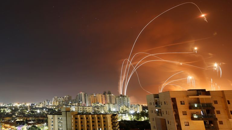 Des traînées de lumière sont perçues alors que le système antimissile Iron Dome d'Israël intercepte des roquettes lancées depuis la bande de Gaza vers Israël, vues depuis Ashkelon, en Israël, le 12 mai 2021. REUTERS / Amir Cohen