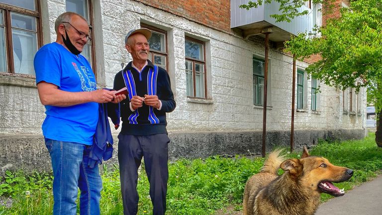 Мужчины гордо держат свои новые паспорта