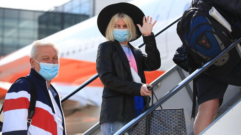 Les passagers se préparent à monter à bord d'un vol easyJet à destination de Faro, au Portugal, à l'aéroport de Gatwick