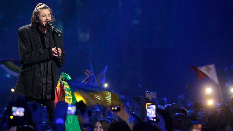 La canción es interpretada por Salvador Sobral de Portugal. "Amor por ambos" Después de ganar la final del Festival de la Canción de Eurovisión en Kiev, Ucrania, el sábado 13 de mayo de 2017 (AP Photo / Efrem Lukatsky)