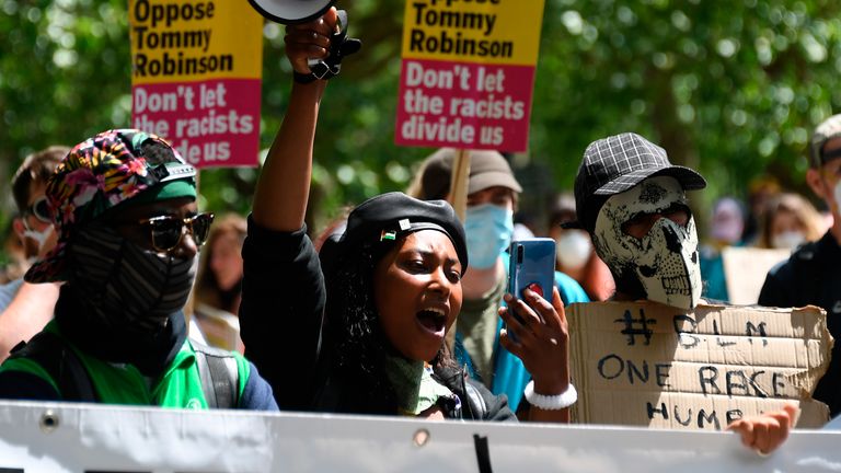ساشا جانسون (مرکز) در حین اعتراض در هاید پارک لندن در ژوئن 2020 تصویر شده است. عکس: AP
