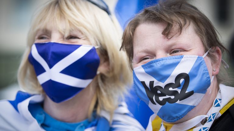 معترضان در جریان تجمع استقلال اسکاتلند در میدان جورج ، گلاسکو