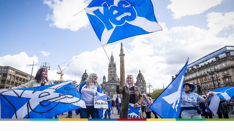معترضان در جریان تجمع استقلال اسکاتلند در میدان جورج ، گلاسکو