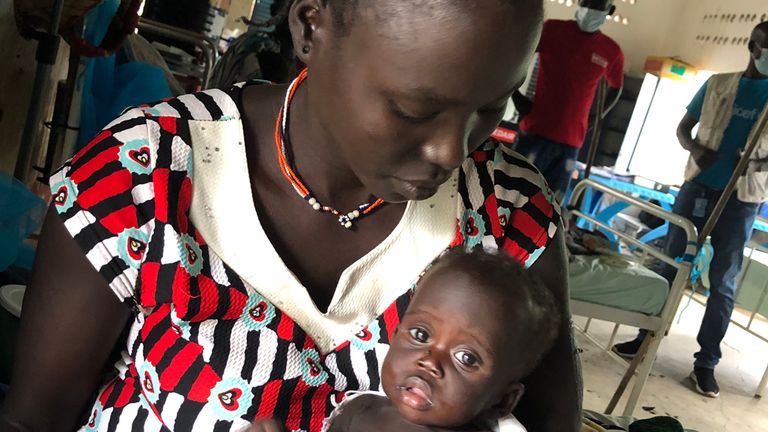 Une soudanaise tient son bébé dans un hôpital 