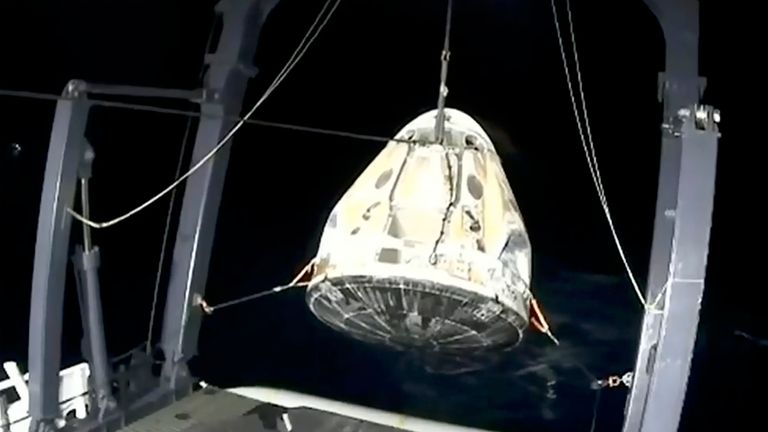 In diesem Bild aus einem NASA-TV-Video wird die SpaceX Dragon-Kapsel am frühen Sonntag, dem 2. Mai 2021, aus dem Golf von Mexiko in der Nähe des Florida Panhandle abgerufen. SpaceX hat am Sonntag vier Astronauten von der Internationalen Raumstation zurückgebracht und damit die erste US-Crew zum Abspritzen gebracht in der Dunkelheit seit dem Apollo 8 Mondschuss.  (NASA TV über AP)