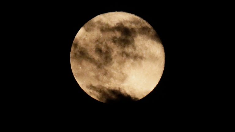 April&#39;s supermoon over London