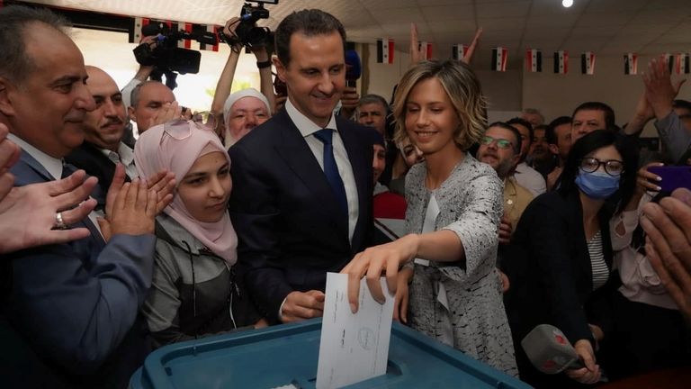 Le président Bashar al Assad avec sa femme Asma alors qu'elle vote