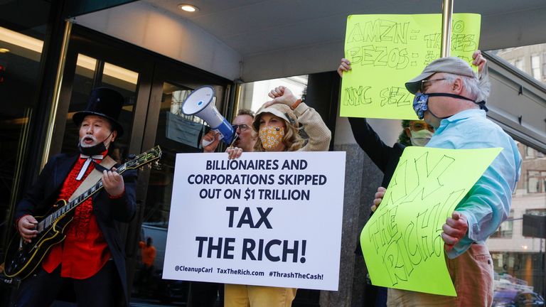 Anggota Miliarder Nasional mengadakan protes pada hari pengajuan pajak federal di luar apartemen pendiri Amazon Jeff Bezos, untuk menuntut dia membayar bagian pajak yang adil, di New York City, AS, 17 Mei 2022.