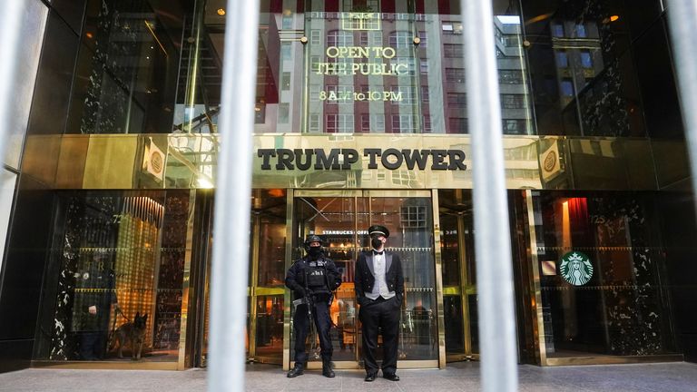 Trump Tower di New York adalah salah satu properti Mr. Trump yang sedang diselidiki 