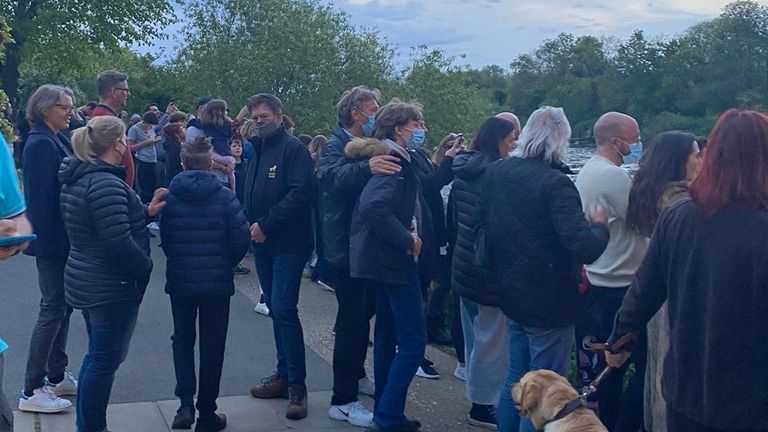 Une foule regarde les efforts de sauvetage après qu'un petit rorqual s'est échoué à Richmond.  Pic: Reliure Lucia