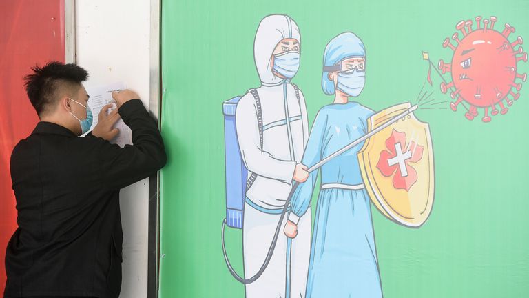 Un étudiant signe le formulaire de consentement pour se faire vacciner contre le Covid-19 dans une université de médecine de Wuhan, dans la province du Hubei, dans le centre de la Chine, le mardi 27 avril 2021.