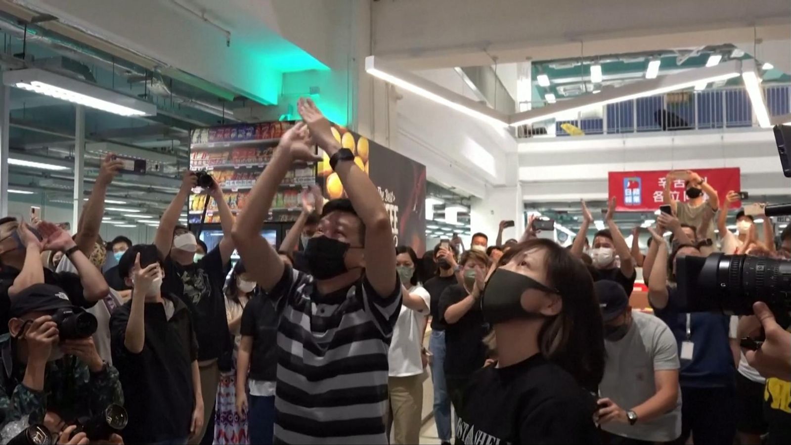 Hong Kong Apple Daily employees in 'painful farewell' World News