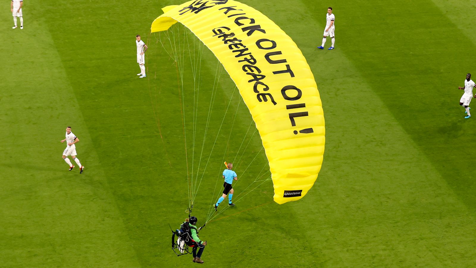 Climate protester parachutes on to pitch at Euro 2020 game | - Rifnote