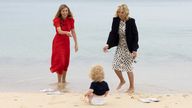 10/06/2021. Carbis Bay, United Kingdom. Carrie Johnson, wife of the Prime Minister speaks with First Lady of the United States Dr Jill Biden as Wilfred Johnson sits on the beach during the G7 leaders Summit in Carbis Bay Cornwall. Picture by Simon Dawson / No 10 Downing Street

