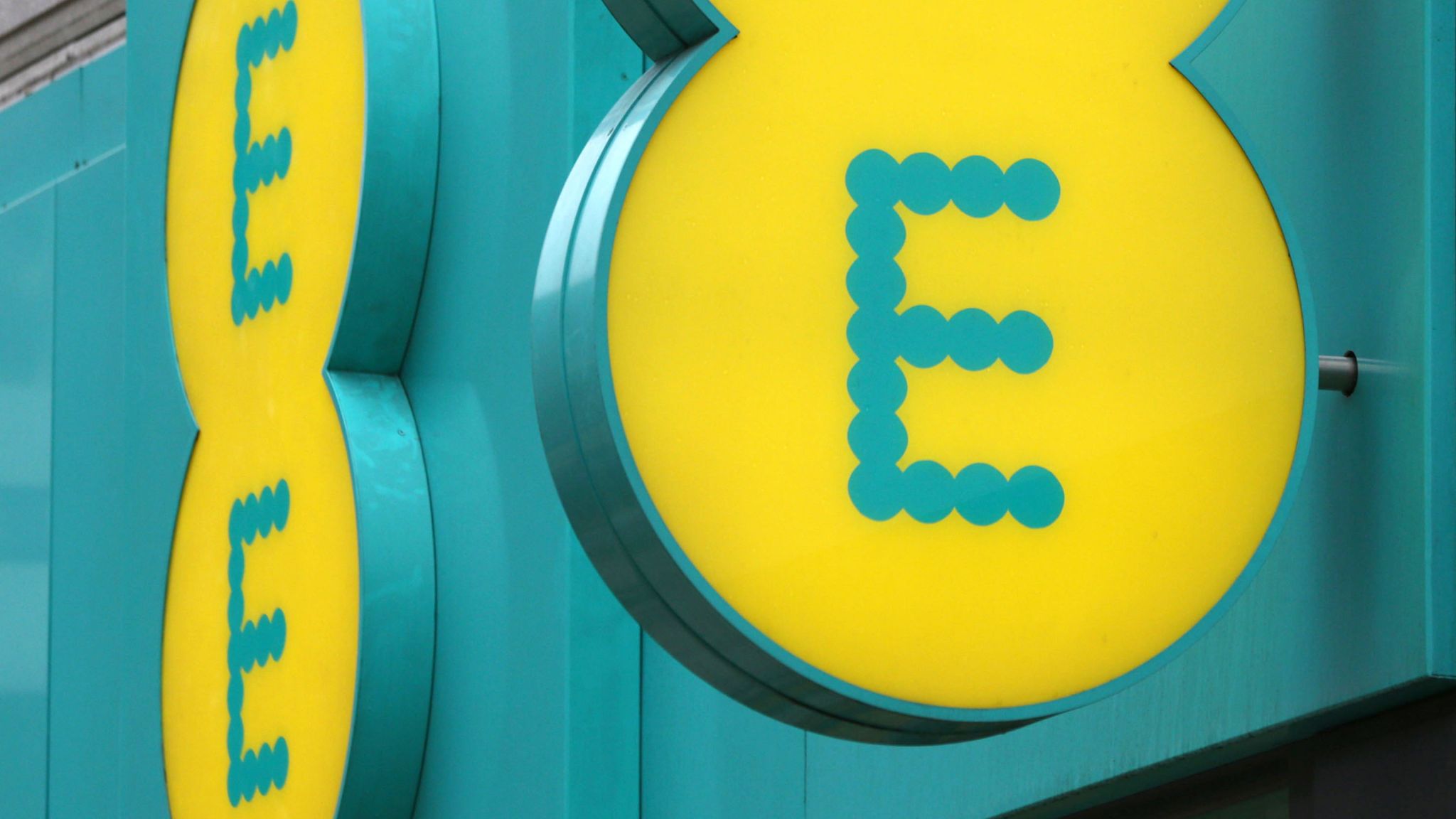 EE brings back EU roaming charges for mobile phone customers from next