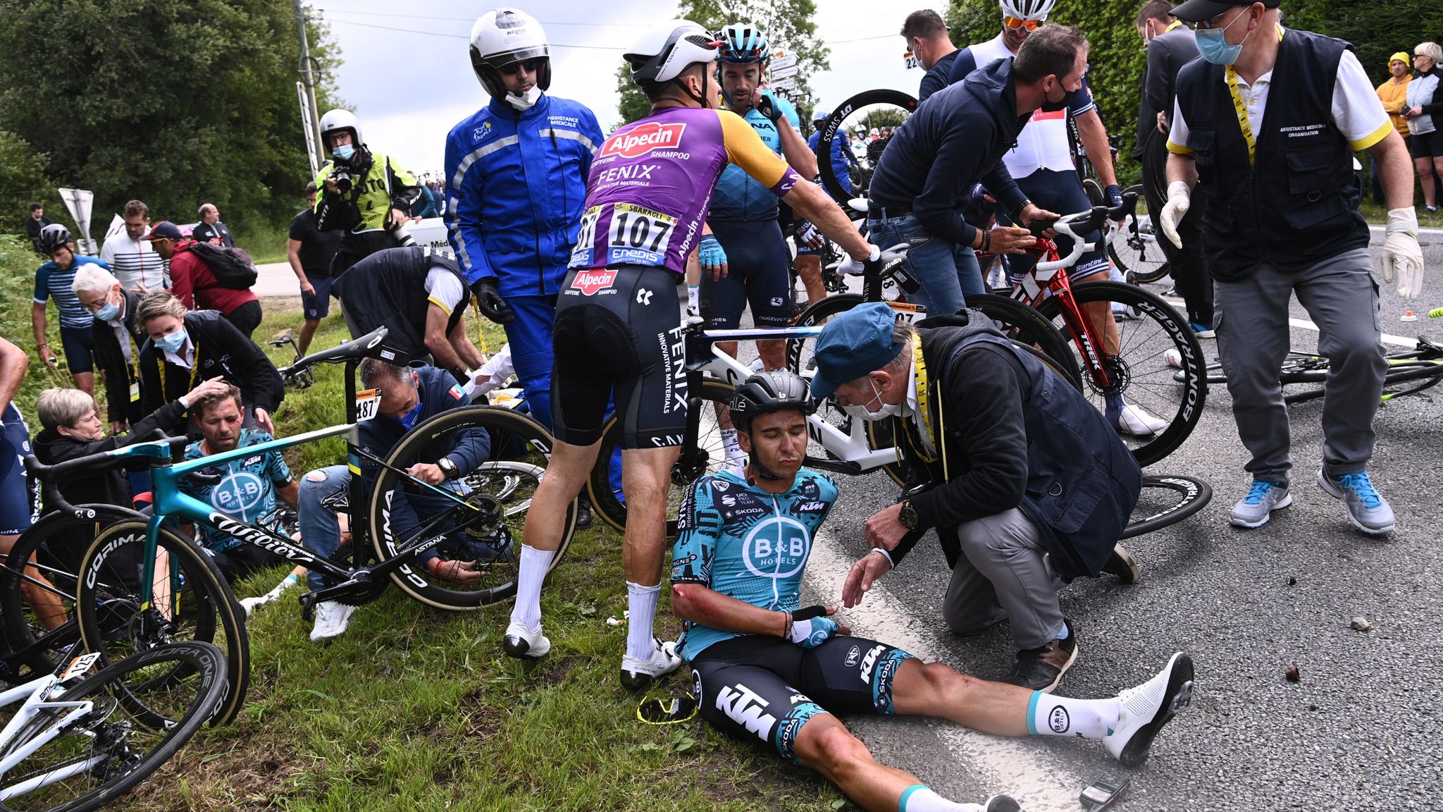 Tour de France: Police search for spectator who caused big ...