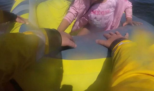 Dramatic footage shows little girl rescued by RNLI after dinghy drifts out to sea off Kinmel Bay - Vimarsana News