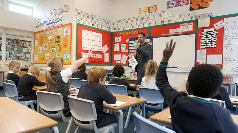 Photo de fichier en date du 5/11/2020 d'élèves pendant une leçon dans une salle de classe.  La proportion d'élèves fréquentant les écoles publiques en Angleterre la semaine dernière a légèrement diminué, car davantage d'enfants ont été contraints de s'isoler à la maison, selon les chiffres du gouvernement.  Date d'émission : mercredi 5 mai 2021.