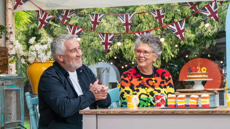 SOUS EMBARGO DE 0001 MARDI 2 MARS Document non daté Photo de The Great Celebrity Bake Off pour SU2C.  Sur la photo : Paul Hollywood, Prue Leith.  Voir Fonction PA SHOWBIZ TV Bake Off.  Le crédit d'image doit se lire : Channel 4/Love Productions/Mark Bourdillon.  AVERTISSEMENT : Cette image doit uniquement être utilisée pour accompagner la fonction PA SHOWBIZ TV Bake Off.  Les images du canal 4 ne doivent être ni modifiées ni manipulées de quelque manière que ce soit.  Cette image ne peut être utilisée qu'à des fins publicitaires pour le programme de Channel 4 dans le cadre de la diffusion en cours du ou des programmes figurant dans la presse et les listes nationales et locales.  Ne doit pas être reproduit ou redistribué pour toute utilisation ou sur tout support non indiqué ci-dessus.