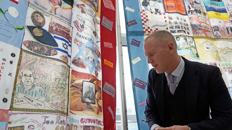 Robert Rinder, ITVs 'Judge Rinder, regarde une photo de son grand-père, Moishe Malenicky, l'un des jeunes survivants de l'Holocauste connu sous le nom de 