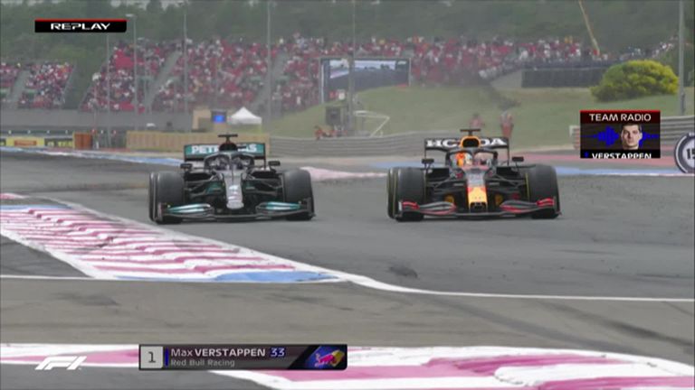 Con menos de dos vueltas restantes, Max Verstappen de Red Bull superó al rival por el título de Mercedes, Lewis Hamilton, por el liderato de la carrera.